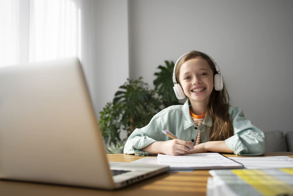 Estudiante recibiendo clases con tutor en linea